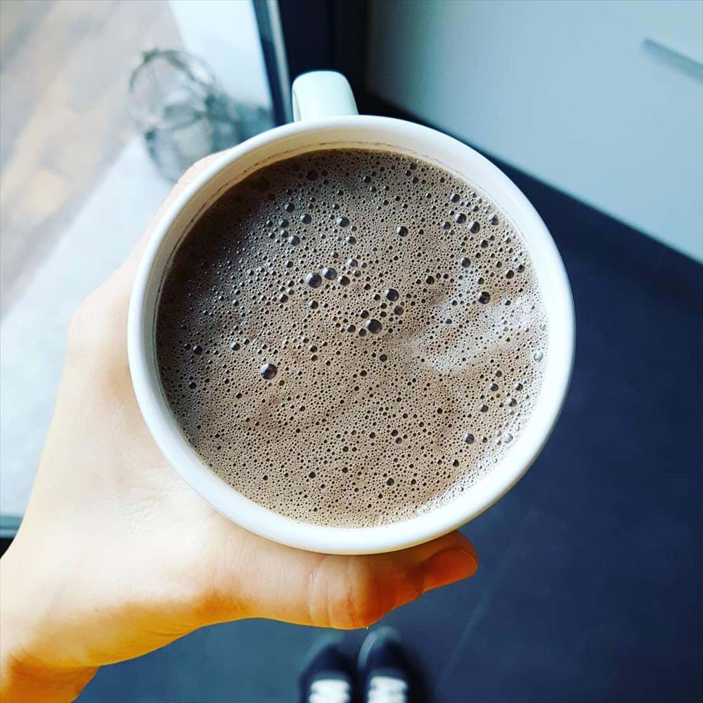 Elixir de maca, algarroba y tahini negro