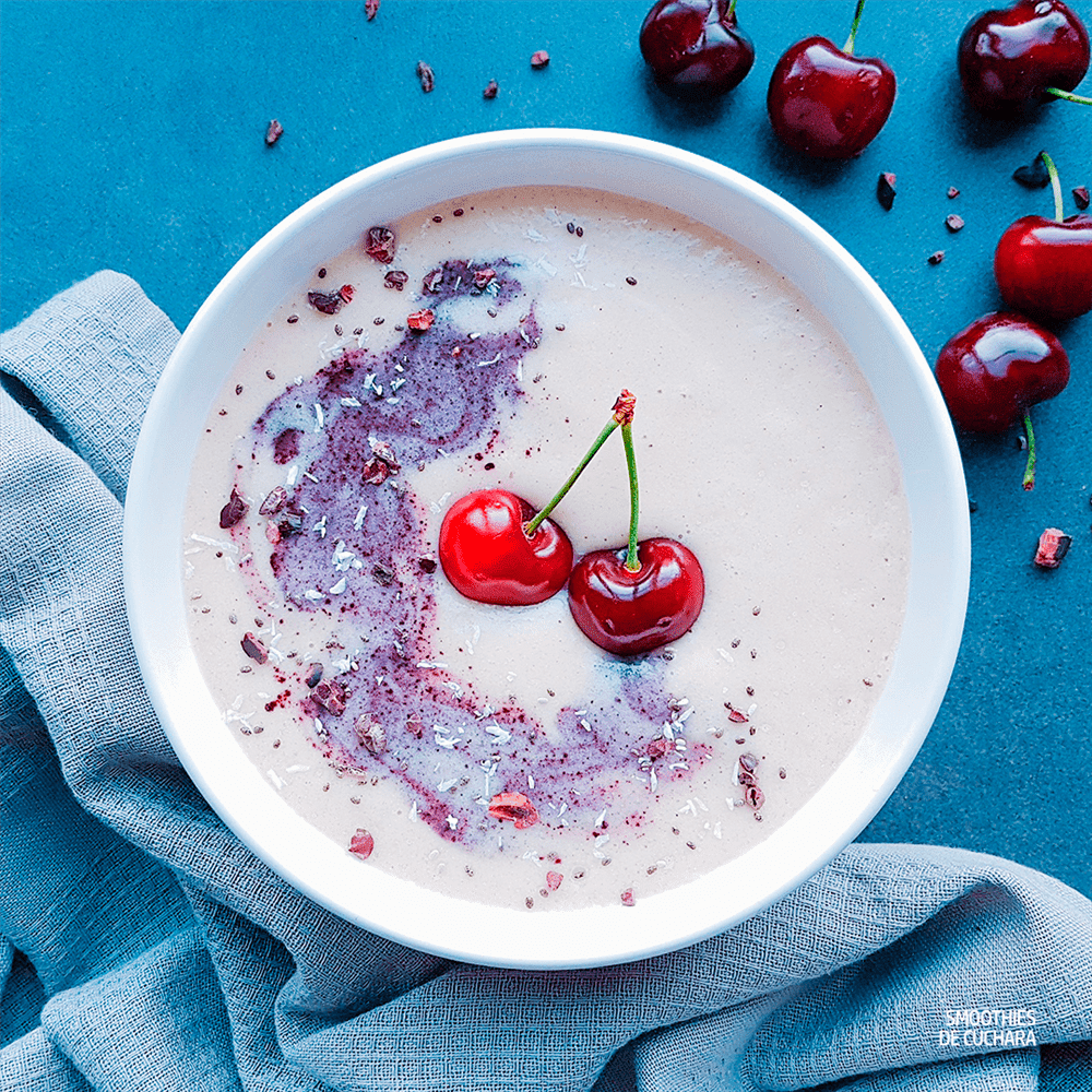 Smoothie de pera, plátano y calabacín con manteca de almendras