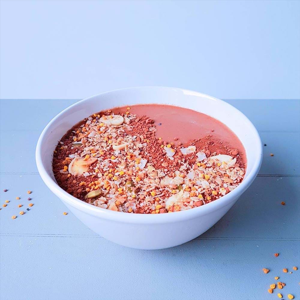Smoothie de cacao con tahini y granola casera