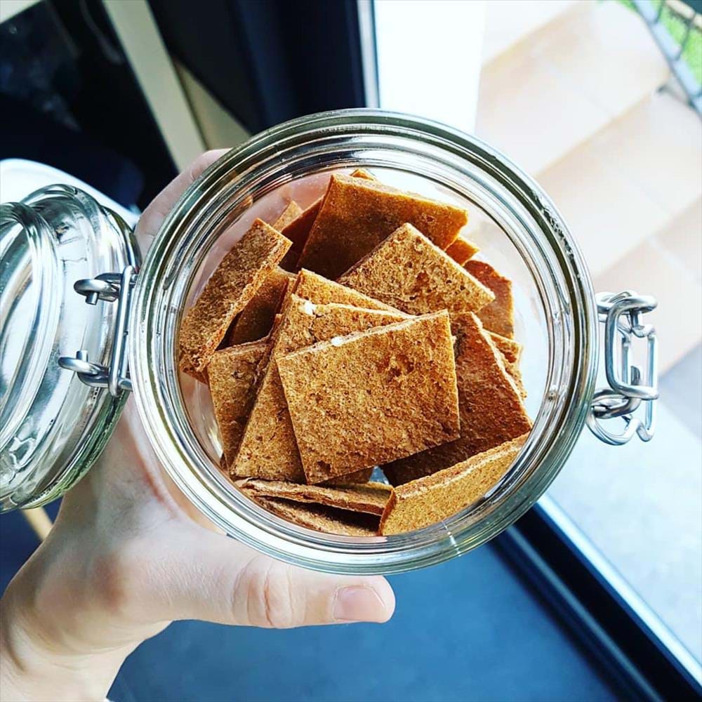 Crackers de trigo sarraceno con tomate deshidratado