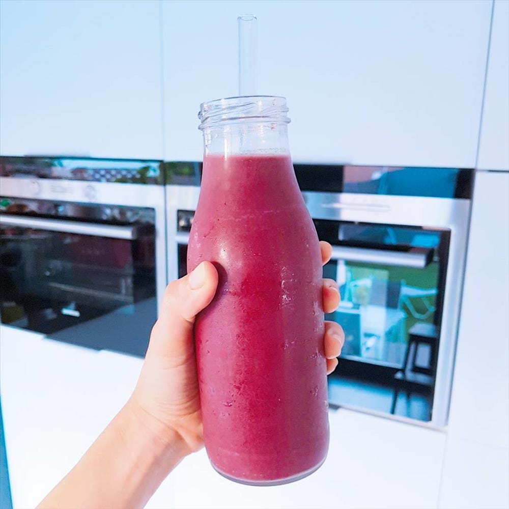 Smoothie de frutas del bosque y leche de almendras