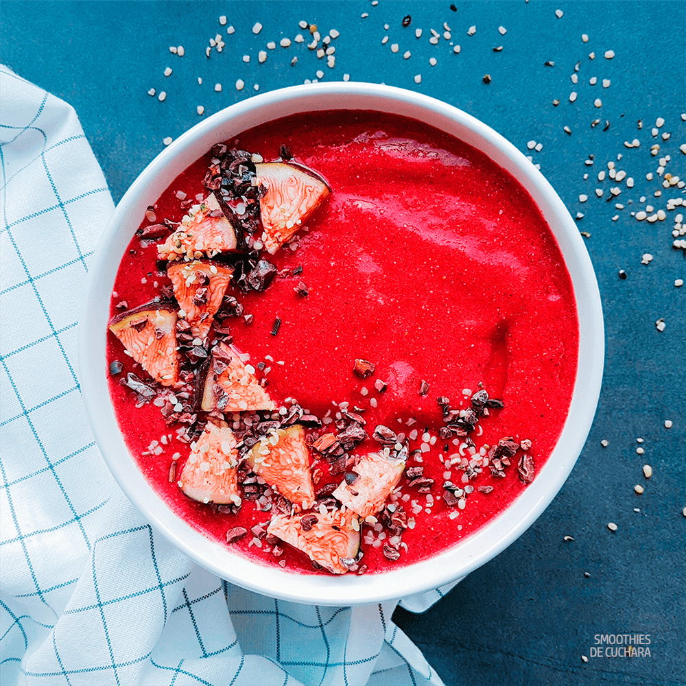 Smoothie de frutas del bosque con nibs de cacao