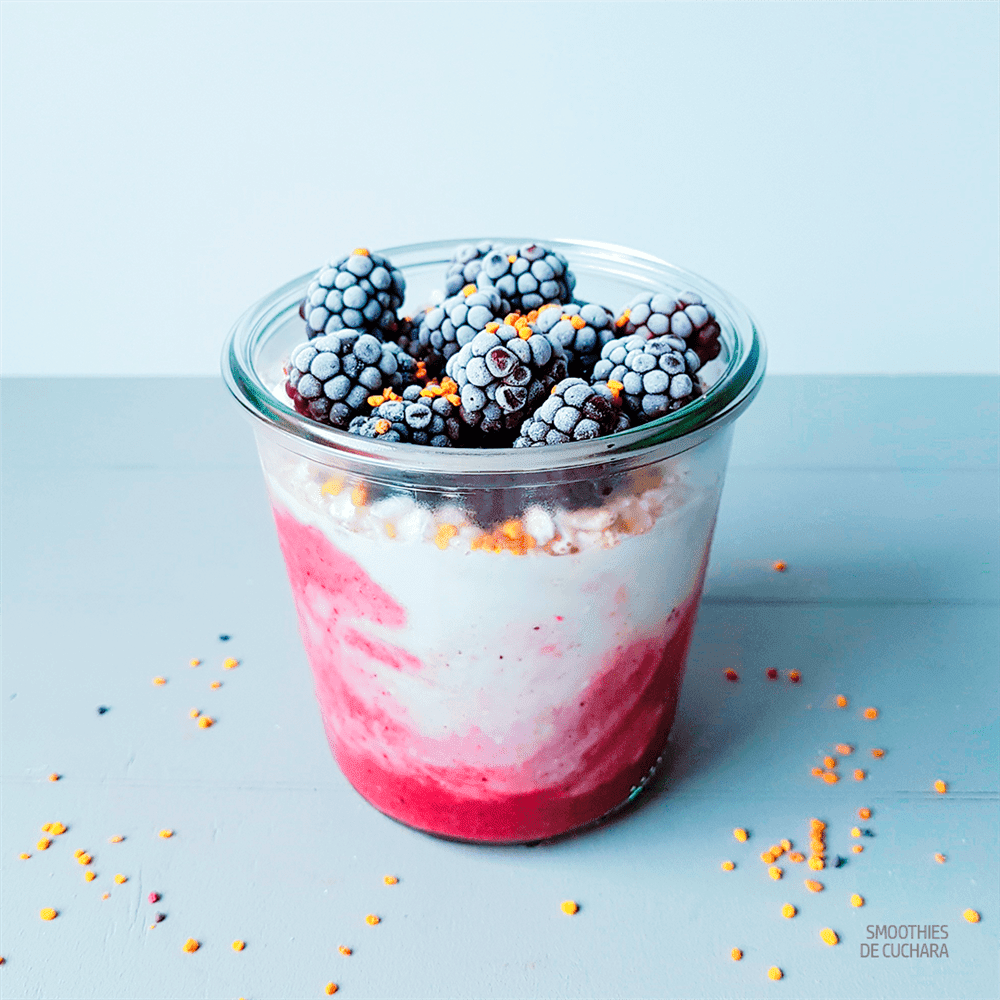 Smoothie de frutas del bosque y coliflor con yogur casero de leche de coco